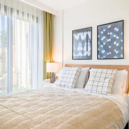 Cozy Flat With Backyard 5 Min To Marina 아파트